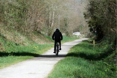 Photo de personne à vélo sur un chemin - Agrandir l'image, fenêtre modale