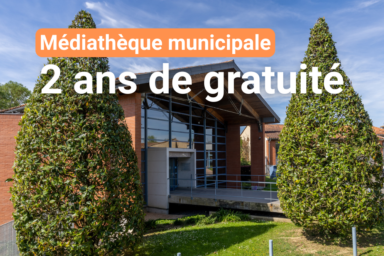 Photo de l'entrée de la Médiathèque vue de biais avec grands arbres et espace vert, ciel bleu, et en texte "Médiathèque municipale" "2 ans de gratuité"