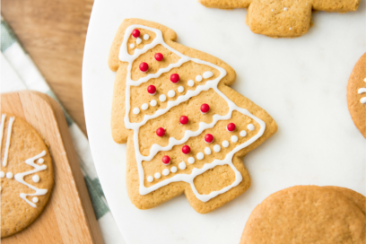 photo de biscuits de Noël, on voit surtout en gros un biscuit en forme de sapin - Agrandir l'image, fenêtre modale