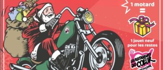 visuel fond rouge avec une illustration de père noël à moto