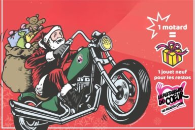 visuel fond rouge avec une illustration de père noël à moto