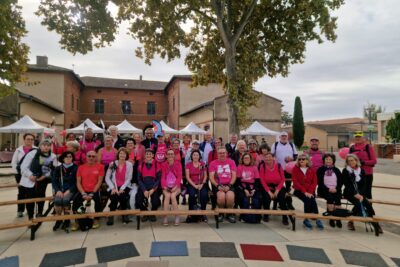 Photo des participants à la marche nordique habillés en rose, rassemblés en rangs sur le parvis de la mairie pour la photo - Agrandir l'image 1 sur 21, fenêtre modale
