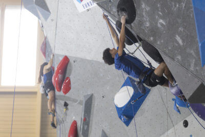 photo d'un grimpeurs sur le mur incliné - Agrandir l'image 60 sur 68, fenêtre modale