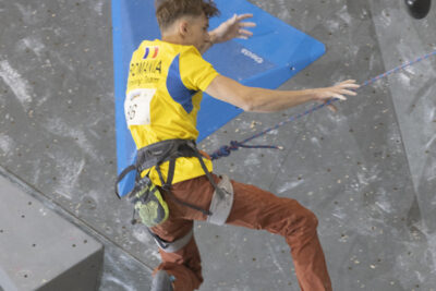 photo d'un grimpeur qui tombe du mur - Agrandir l'image 66 sur 68, fenêtre modale