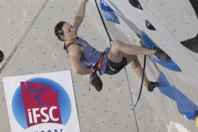 photo d'un grimpeur sur le mur incliné - Agrandir l'image 68 sur 68, fenêtre modale