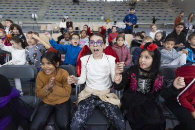 photo d'enfants dans le public qui crient pour encourager les grimpeurs, ils sont déguisés pour certains - Agrandir l'image 56 sur 68, fenêtre modale