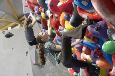 photo de deux athlètes qui s'entraînent sur un mur avec énormément de prises - Agrandir l'image 61 sur 68, fenêtre modale