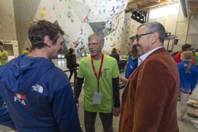 photo du Maire qui discute avec un grimpeur français et le président du TAG dans la salle - Agrandir l'image 62 sur 68, fenêtre modale