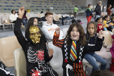 photo d'enfants déguisés qui encouragent les grimpeurs - Agrandir l'image 59 sur 68, fenêtre modale