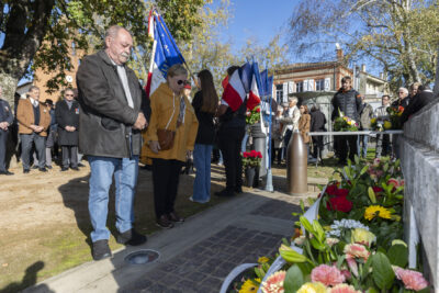 photo d'un homme et d'une femme qui se recueillent devant le monument aux morts - Agrandir l'image 10 sur 38, fenêtre modale