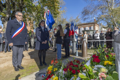 photo du Maire et d'une élue qui se recueillent devant le monument aux morts - Agrandir l'image 15 sur 38, fenêtre modale