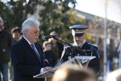 photo d'un homme âgé qui prend la parole au pupitre - Agrandir l'image 2 sur 38, fenêtre modale