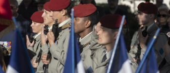 photo des militaires en uniforme et béret rouge qui porte l'arme contre le corps, en ligne