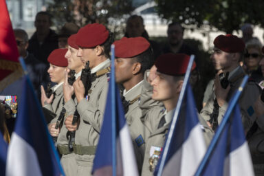 photo des militaires en uniforme et béret rouge qui porte l'arme contre le corps, en ligne