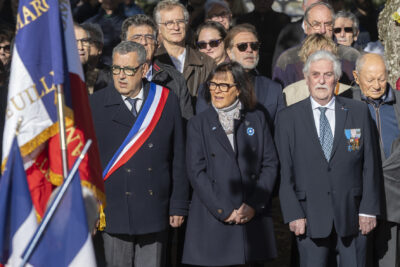 photo des élus assemblés, le maire porte l'écharpe tricolore, sur la gauche on voit les drapeaux français - Agrandir l'image 23 sur 38, fenêtre modale