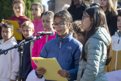 photo de deux jeunes filles qui parlent au micro, on voit d'autres jeunes derrière - Agrandir l'image 24 sur 38, fenêtre modale