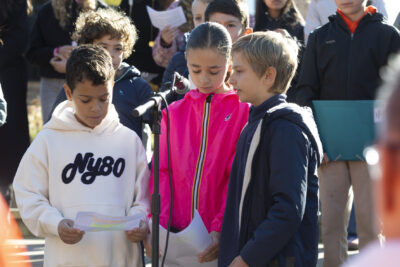 photo de trois jeunes enfants/ados qui parlent au micro - Agrandir l'image 1 sur 38, fenêtre modale