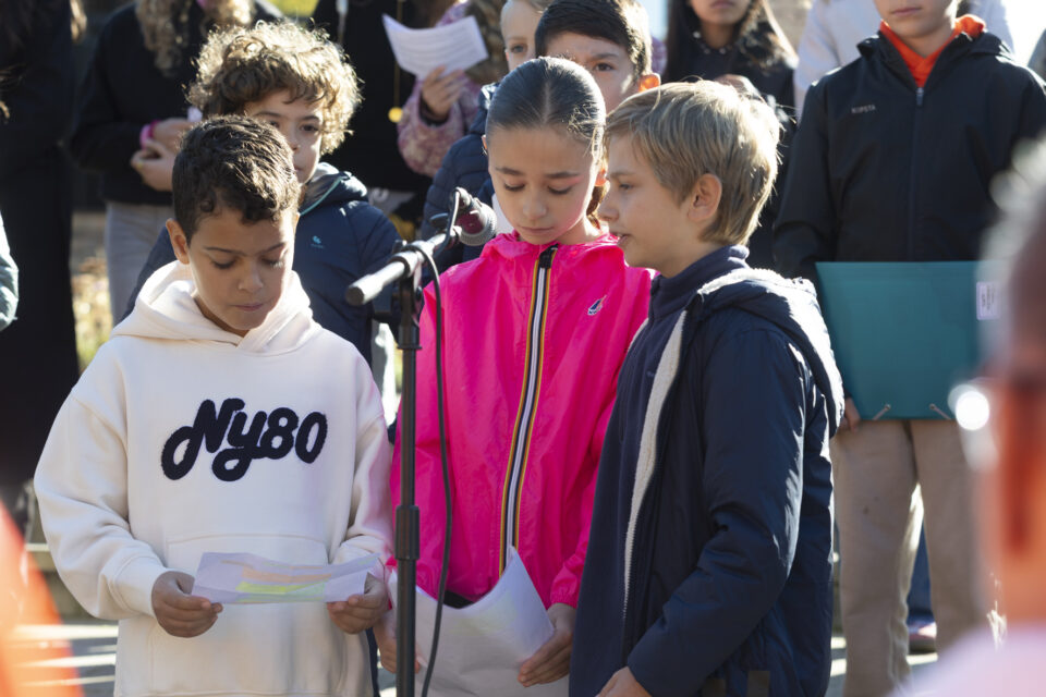 photo de trois jeunes enfants/ados qui parlent au micro