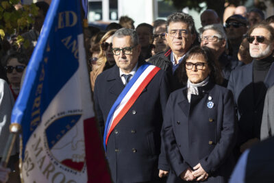 photo du maire et d'une élue avec le drapeau français sur le coté - Agrandir l'image 3 sur 38, fenêtre modale