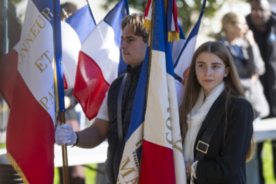 photo d'un jeune homme et d'une jeune femme qui tiennent le drapeau français - Agrandir l'image 27 sur 38, fenêtre modale