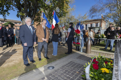 photo de deux hommes âgés qui se recueillent devant le monument aux morts - Agrandir l'image 4 sur 38, fenêtre modale
