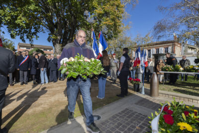photo d'un homme qui s'apprête à déposer une gerbe devant le monument aux morts - Agrandir l'image 5 sur 38, fenêtre modale