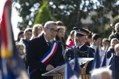 photo du Maire qui fait un discours au pupitre, il porte l'écharpe tricolore - Agrandir l'image 34 sur 38, fenêtre modale