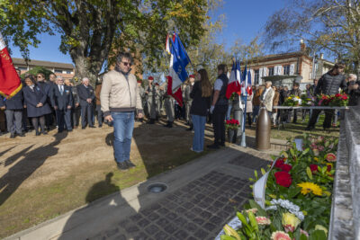 photo d'une femme qui se recueille devant le monument aux morts - Agrandir l'image 6 sur 38, fenêtre modale