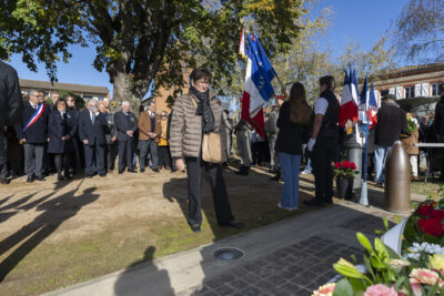 photo d'une femme qui se recueille devant le monument aux morts - Agrandir l'image 7 sur 38, fenêtre modale