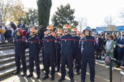 photo des pompiers en rang mains derrière le dos - Agrandir l'image 36 sur 38, fenêtre modale