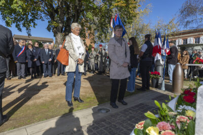 photo de deux femmes qui se recueillent devant le monument aux morts - Agrandir l'image 8 sur 38, fenêtre modale