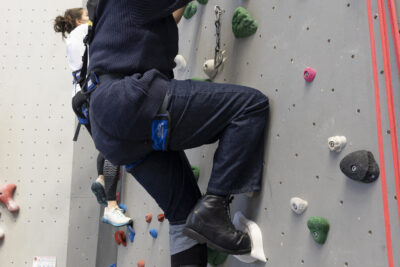 photo d'un homme qui grimpe au mur et se tourne vers l'objectif en souriant - Agrandir l'image 8 sur 68, fenêtre modale