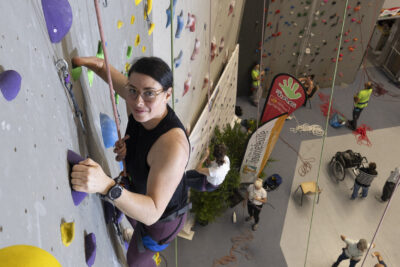 photo d'une personne qui grimpe au mur, prise d'en haut, la personne sourit à l'objectif - Agrandir l'image 6 sur 68, fenêtre modale