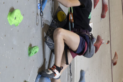 photo d'un jeune qui grimpe au mur d'escalade - Agrandir l'image 7 sur 68, fenêtre modale