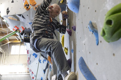 photo d'un homme plutôt âgé en train de grimper au mur - Agrandir l'image 5 sur 68, fenêtre modale