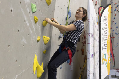photo d'une femme qui grimpe - Agrandir l'image 14 sur 68, fenêtre modale