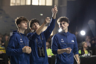 photo de grimpeurs de l'équipe de France en train de regarder le mur et d'étudier la voie avec leurs mains - Agrandir l'image 16 sur 68, fenêtre modale
