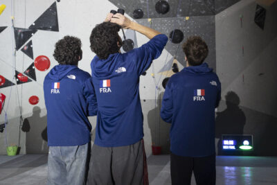 photo de 3 grimpeurs de l'équipe de France de dos qui regardent le mur - Agrandir l'image 17 sur 68, fenêtre modale