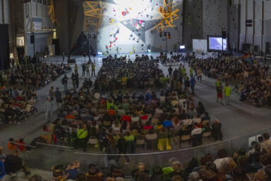 photo depuis le fond des gradins avec tout le public et le mur éclairé