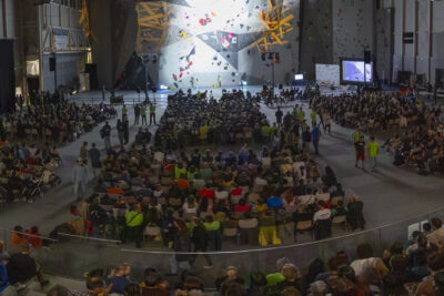 photo depuis le fond des gradins avec tout le public et le mur éclairé - Agrandir l'image 1 sur 68, fenêtre modale