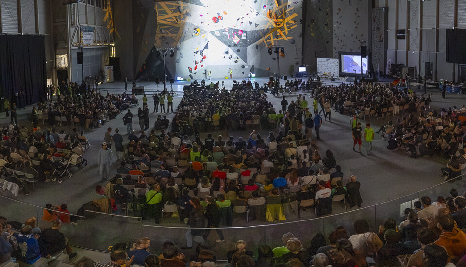 photo depuis le fond des gradins avec tout le public et le mur éclairé