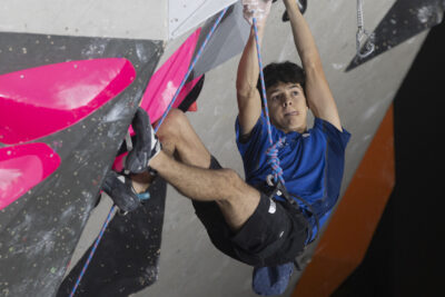 photo d'un grimpeur français sur le mur en train de grimper - Agrandir l'image 18 sur 68, fenêtre modale