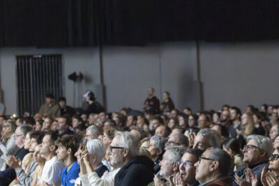 photo du public qui applaudit avec notamment le Maire et les élus - Agrandir l'image 19 sur 68, fenêtre modale