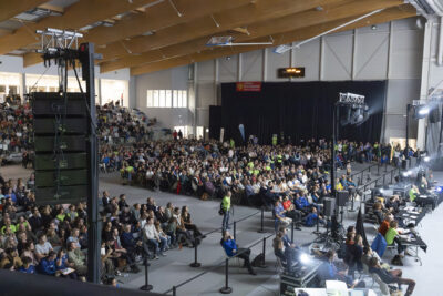 photo du public nombreux dans la salle en train de regarder la finale - Agrandir l'image 22 sur 68, fenêtre modale