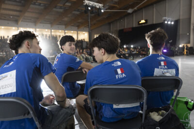 photo des grimpeurs français assis en train de discuter on voit leurs tee-shirts avec le drapeau français - Agrandir l'image 23 sur 68, fenêtre modale