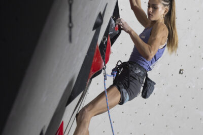 photo d'une grimpeuse sur un mur incliné, les muscles contractés - Agrandir l'image 24 sur 68, fenêtre modale