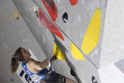 photo d'une grimpeuse sur le mur incliné - Agrandir l'image 25 sur 68, fenêtre modale