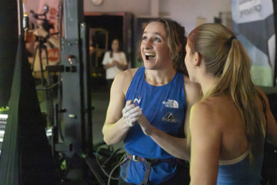 photo d'une grimpeuse au sol tout sourire en train d'échanger avec une autre jeune femme - Agrandir l'image 26 sur 68, fenêtre modale