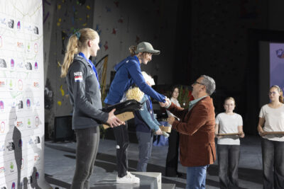photo d'une athlète sur la plus haute marche du podum, le Maire lui serre la main, la deuxième qui a le drapeau du Pays-bas sur sa veste les regarde - Agrandir l'image 29 sur 68, fenêtre modale