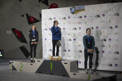 photo du podium de trois grimpeuses, pendant l'hymne, la première a la main sur le coeur - Agrandir l'image 30 sur 68, fenêtre modale